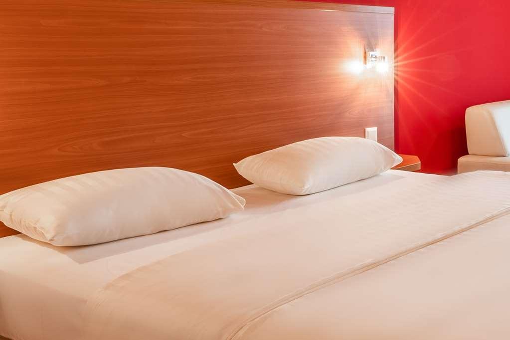Plaza Premium Karlsruhe Hotel Стая снимка