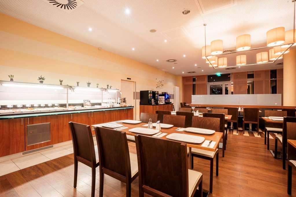 Plaza Premium Karlsruhe Hotel Ресторант снимка