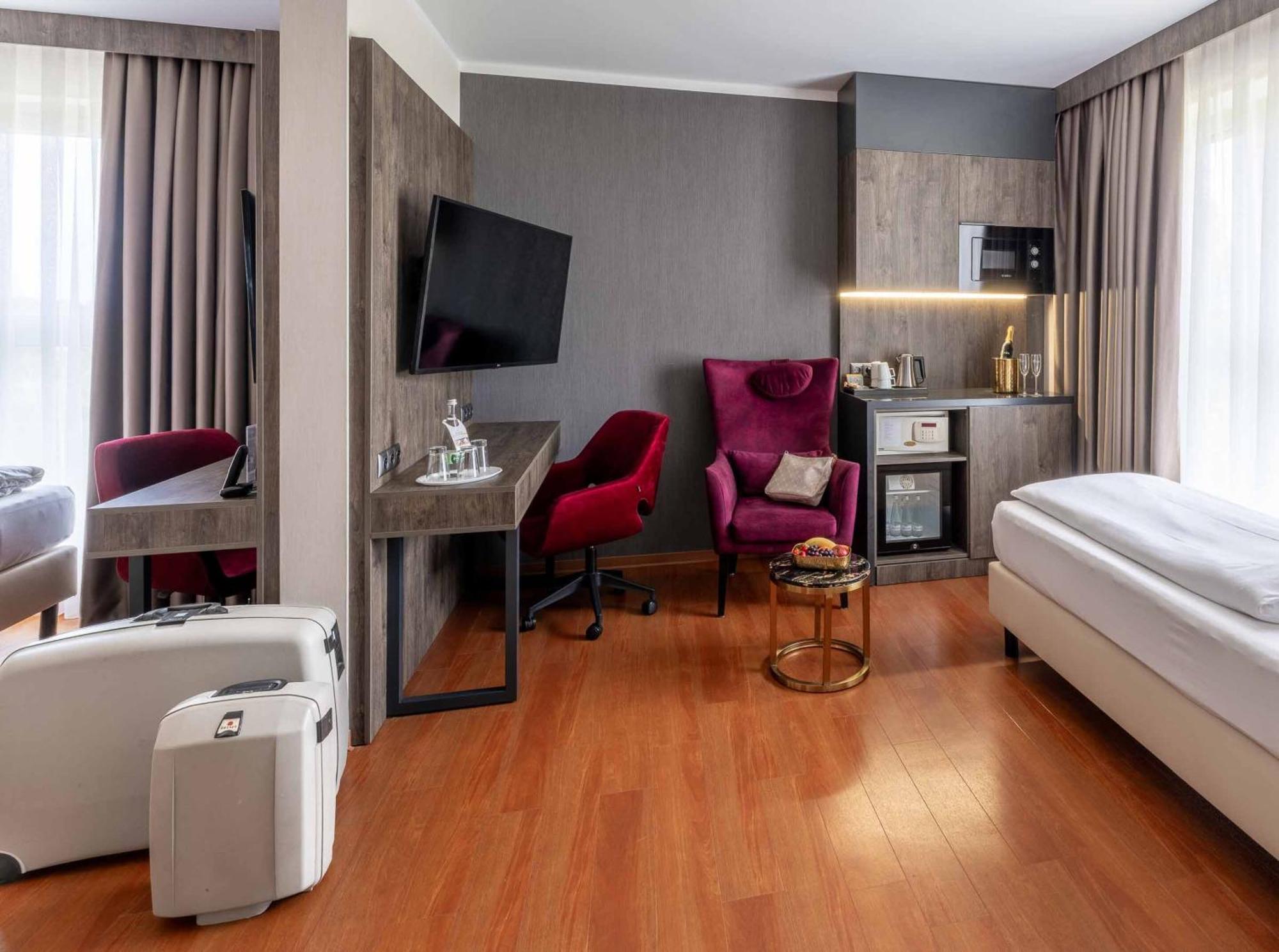 Plaza Premium Karlsruhe Hotel Екстериор снимка