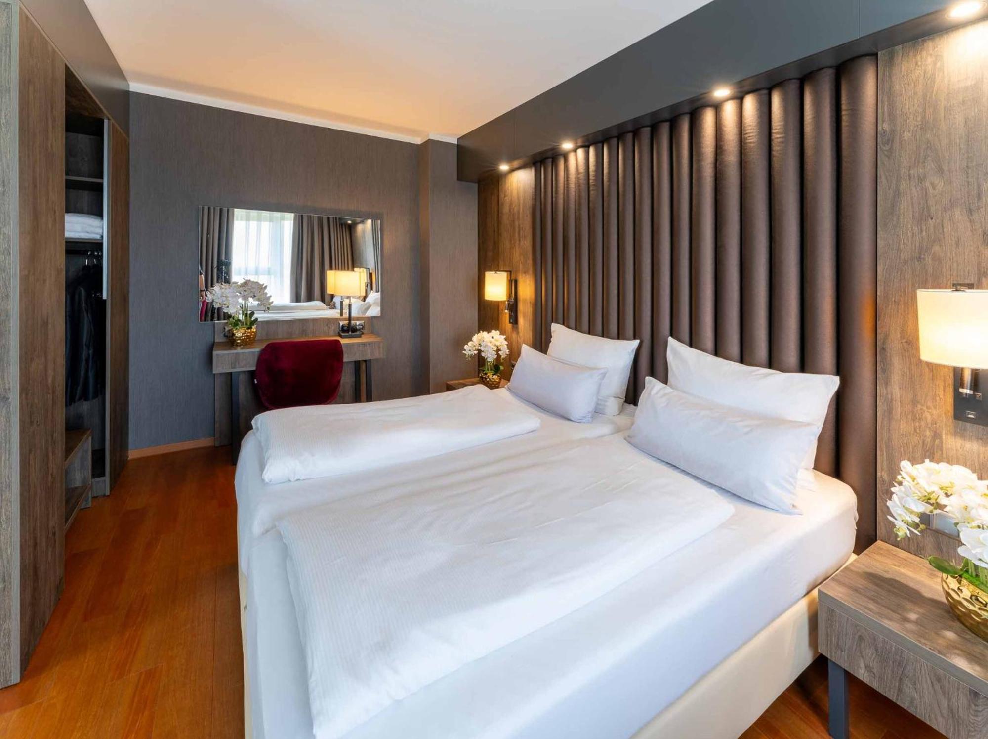 Plaza Premium Karlsruhe Hotel Екстериор снимка