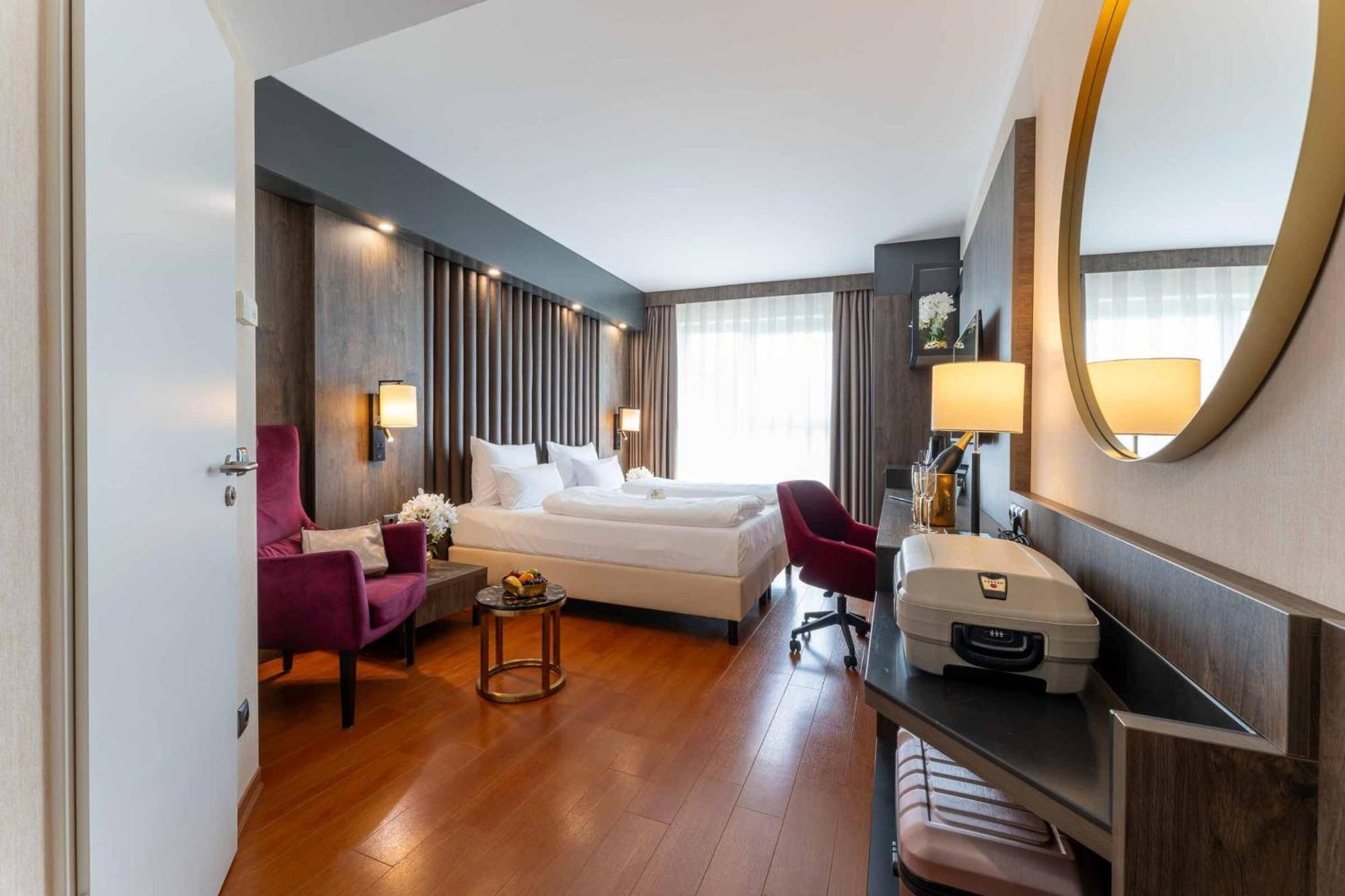 Plaza Premium Karlsruhe Hotel Екстериор снимка