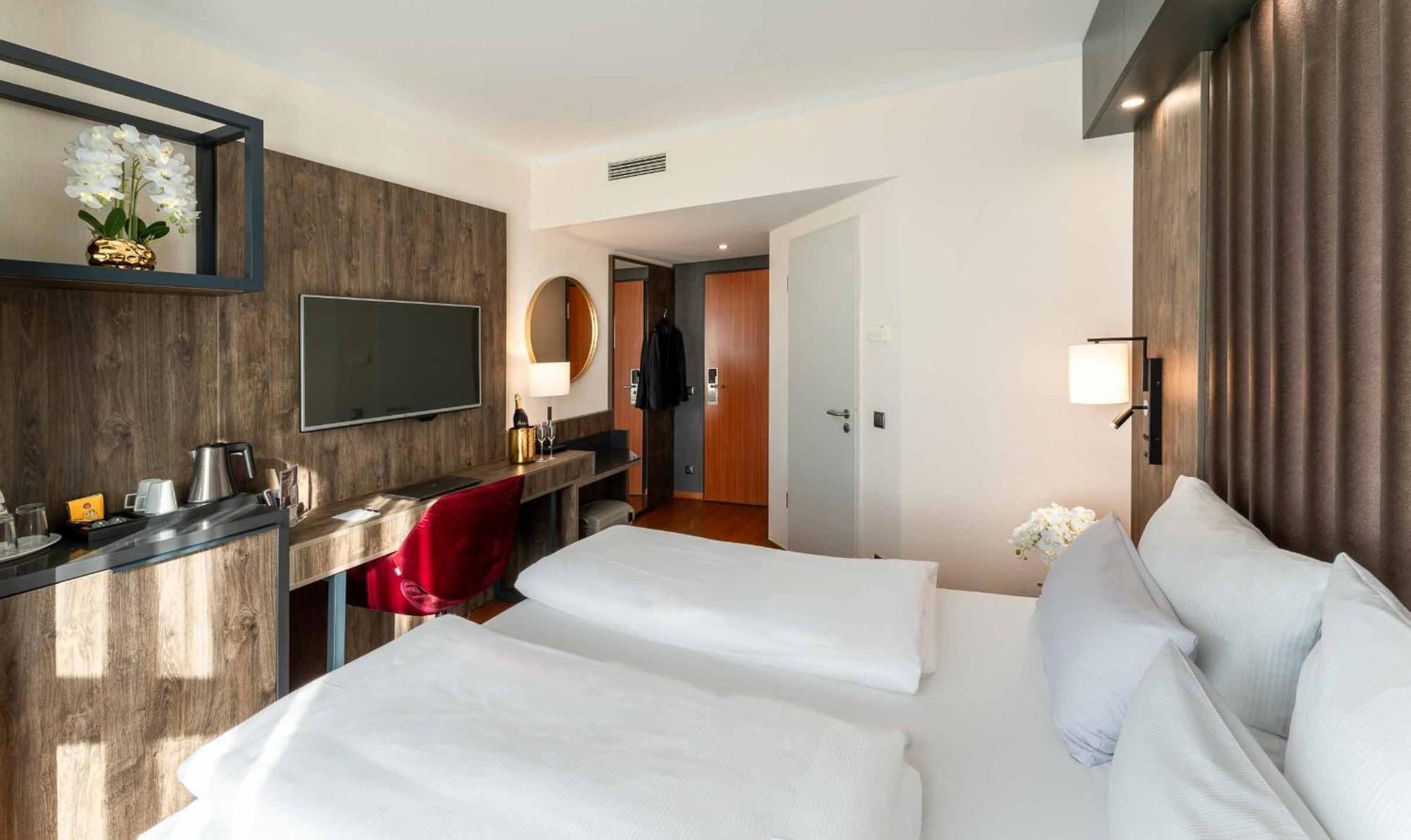 Plaza Premium Karlsruhe Hotel Екстериор снимка