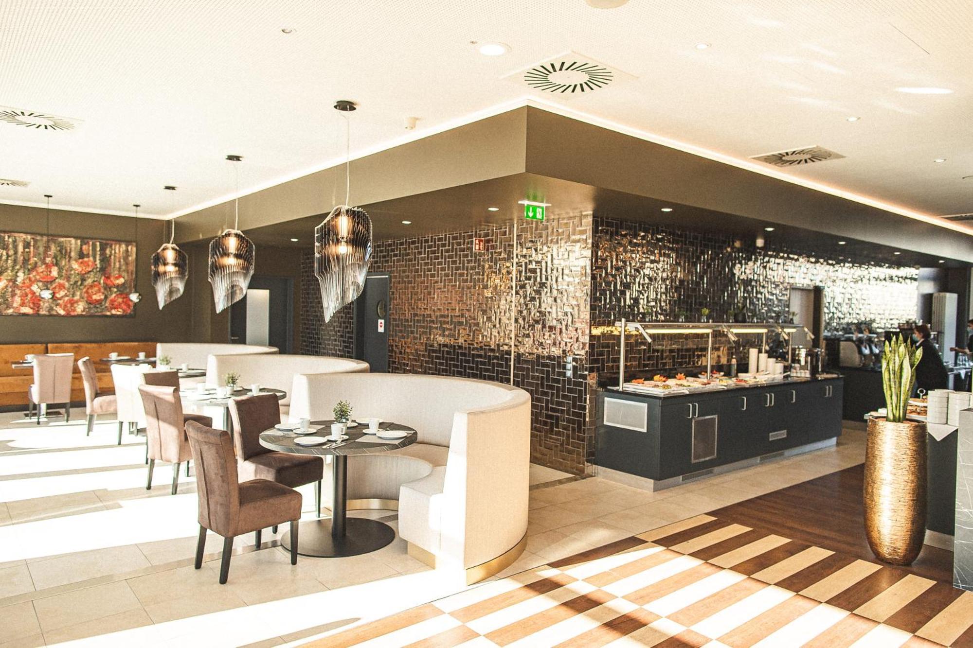 Plaza Premium Karlsruhe Hotel Екстериор снимка
