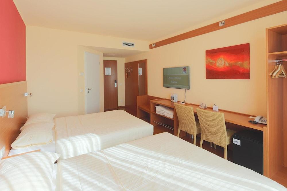 Plaza Premium Karlsruhe Hotel Екстериор снимка
