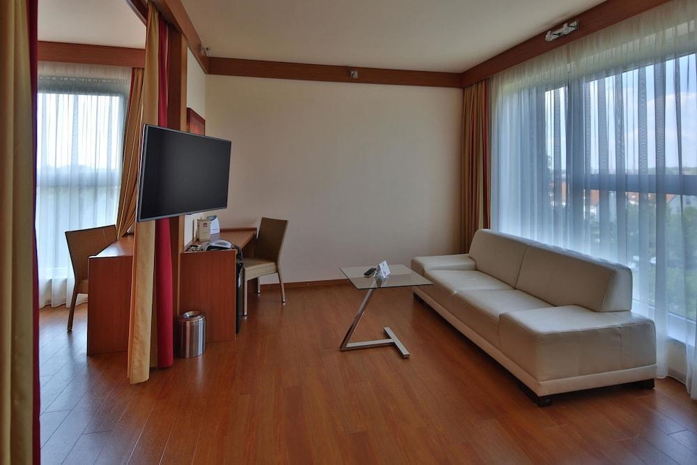 Plaza Premium Karlsruhe Hotel Екстериор снимка